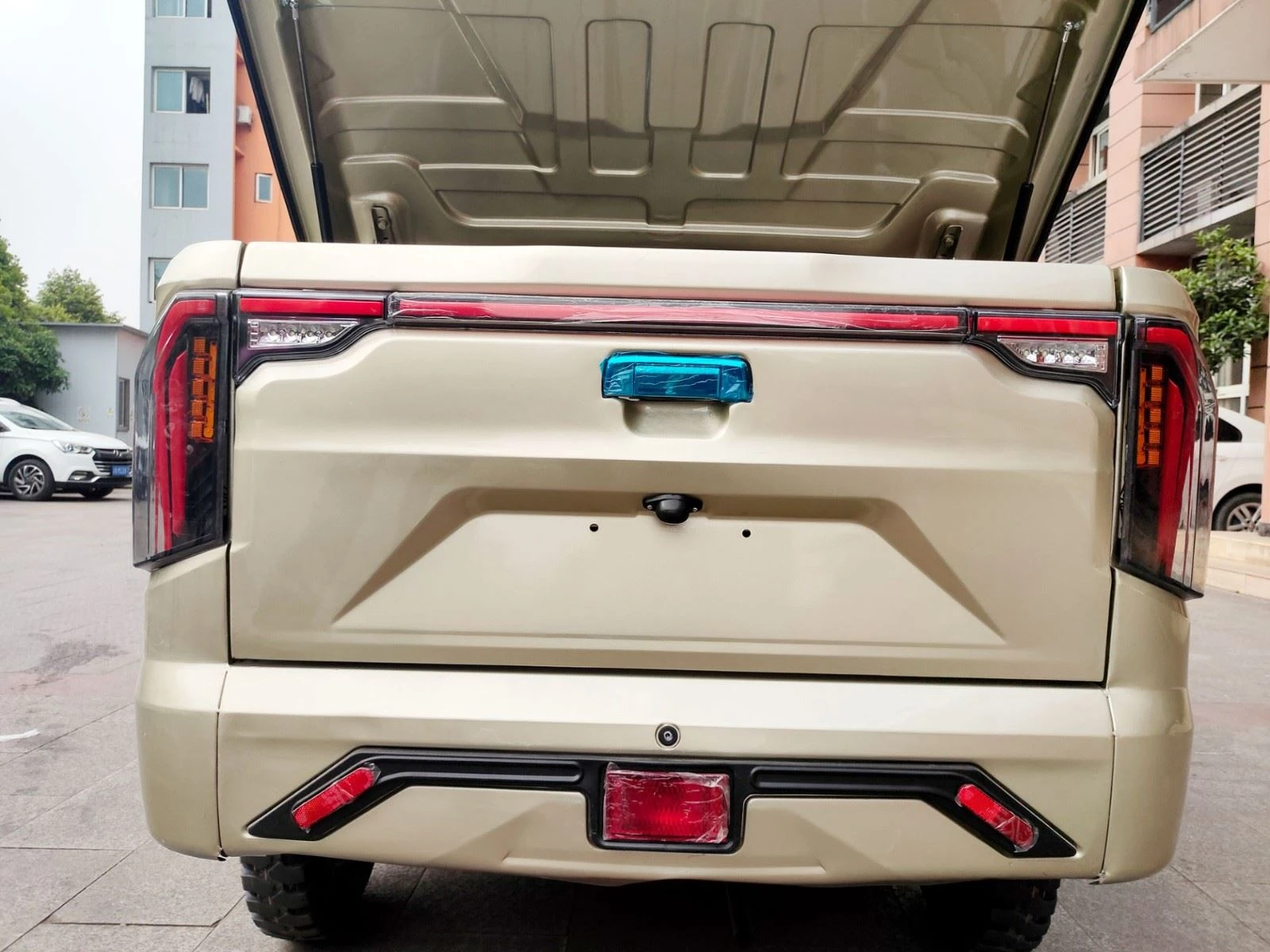 Closed cab tricycle pickup truck vehicle